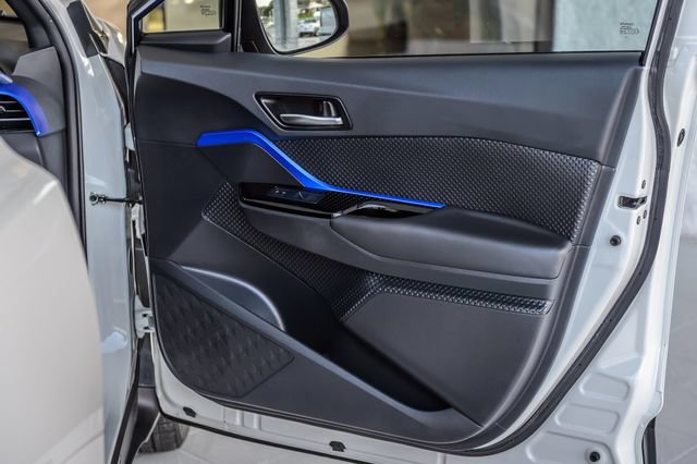 Used 2020 Toyota C-HR XLE FWD image 46
