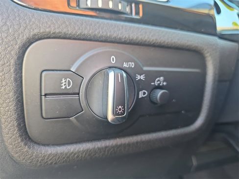 Used 2012 Volkswagen Touareg VR6 image 30