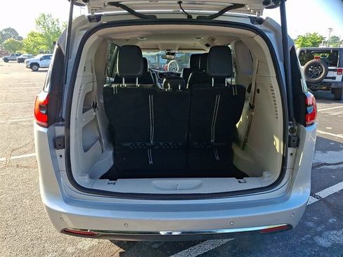 Used 2023 Chrysler Pacifica Touring-L FWD image 29