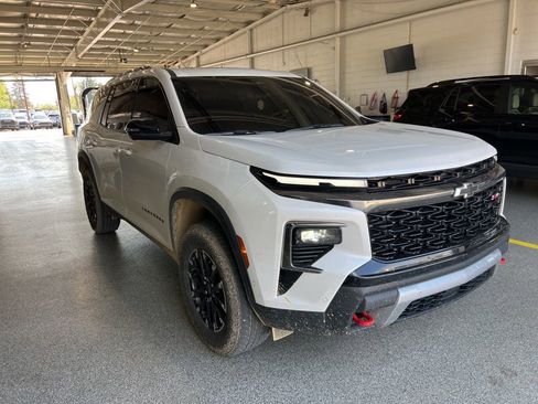 Used 2025 Chevrolet Traverse Z71 w/ Enhanced Driving Package image 2