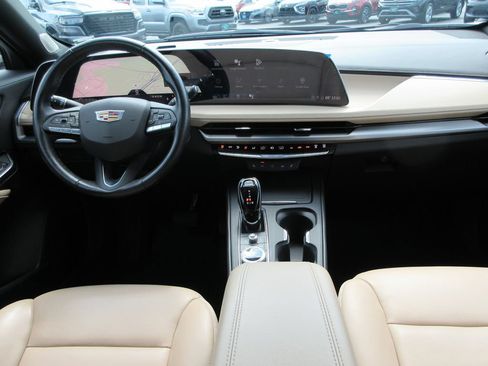 Certified 2024 Cadillac XT4 Luxury w/ Cold Weather Package FWD image 17