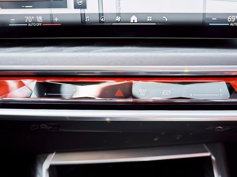 Used 2025 BMW 760i xDrive w/ Premium Package image 75