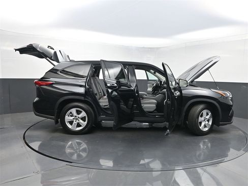Used 2023 Toyota Highlander LE image 35