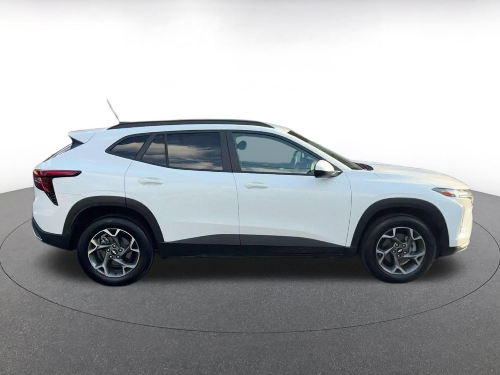 Used 2025 Chevrolet Trax LT FWD image 15