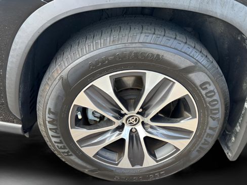 Used 2020 Toyota Highlander XLE image 40