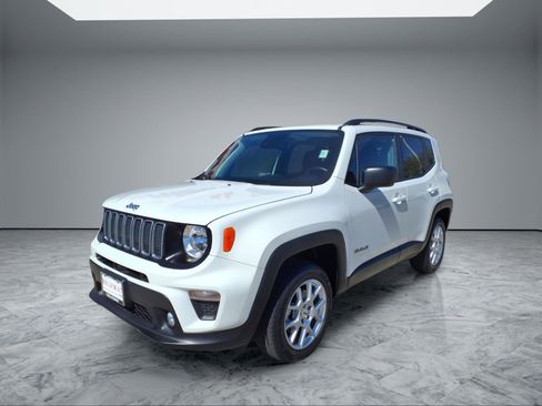 Used 2023 Jeep Renegade Latitude w/ Premium Group image 3