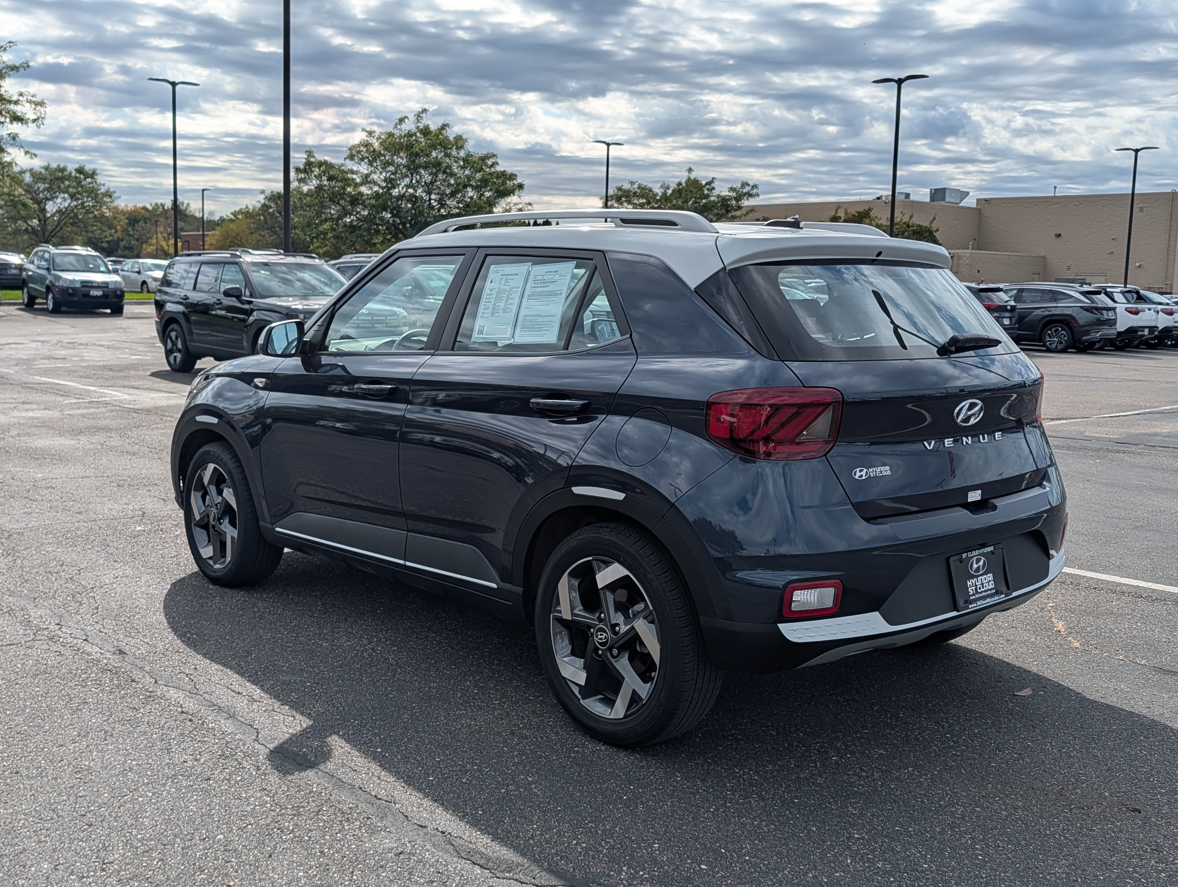 Used 2025 Hyundai Venue Limited FWD image 3