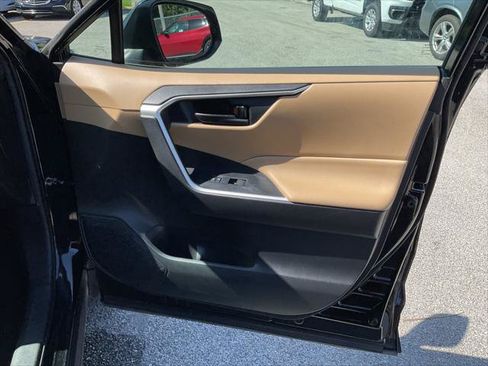 Used 2020 Toyota RAV4 LE FWD image 29