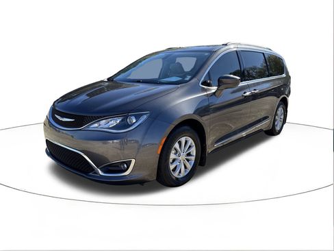 Used 2017 Chrysler Pacifica Touring-L image 7