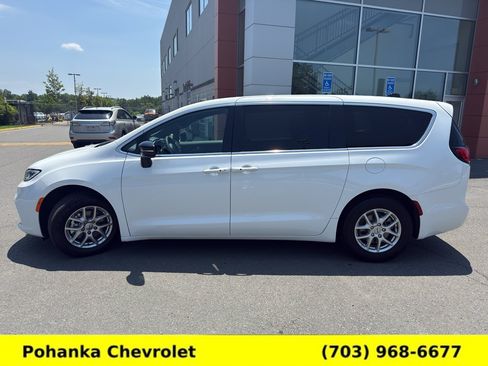 Used 2025 Chrysler Pacifica Select FWD image 4