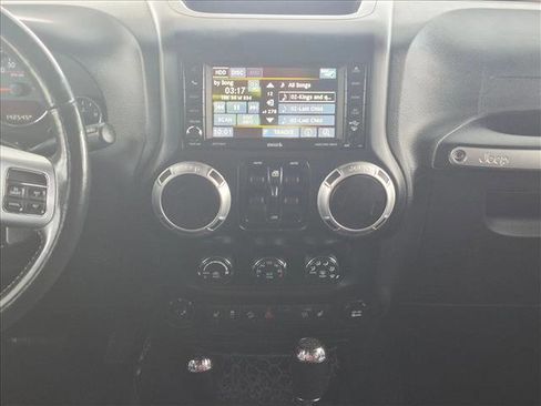 Used 2015 Jeep Wrangler Unlimited Rubicon AWD/4WD image 13