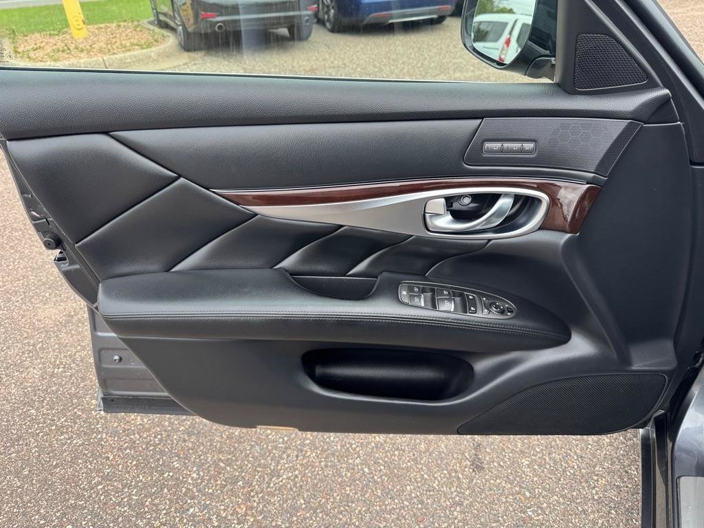 Used 2017 INFINITI Q70 L 3.7 AWD/4WD image 16
