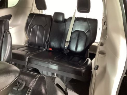 Used 2023 Chrysler Pacifica Touring-L FWD image 22