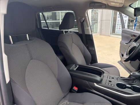 Used 2023 Toyota Highlander LE AWD/4WD image 33