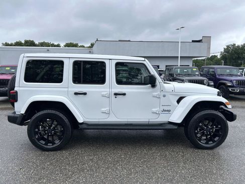 Used 2024 Jeep Wrangler Unlimited Sahara w/ Technology Group AWD/4WD image 2