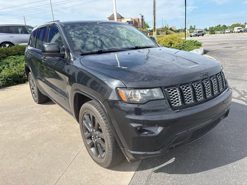 Used 2021 Jeep Grand Cherokee Laredo X AWD/4WD image 4