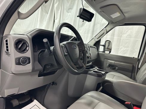 Used 2024 Ford E-350 and Econoline 350 Super Duty image 16