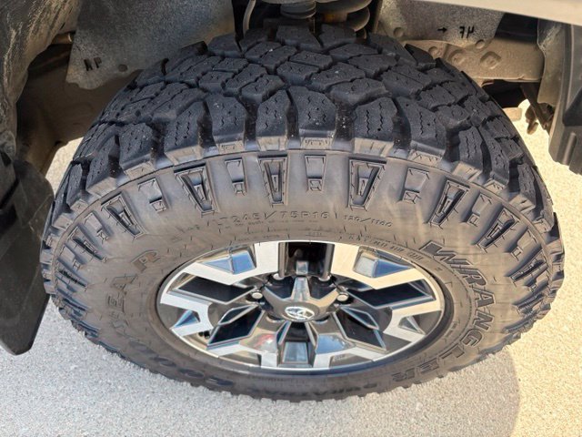 Used 2020 Toyota Tacoma TRD Sport AWD/4WD image 19