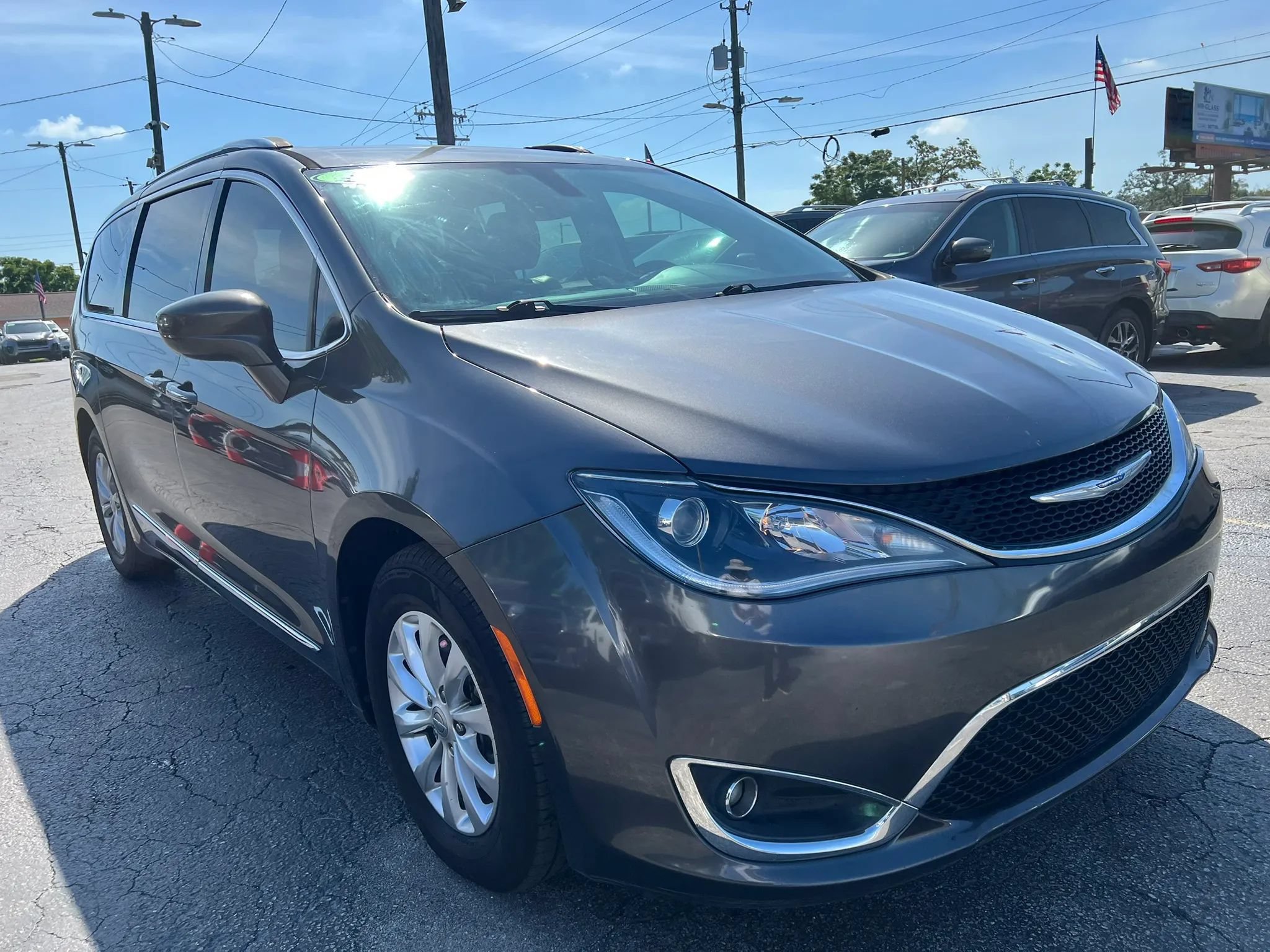 Used 2018 Chrysler Pacifica Touring-L FWD image 4