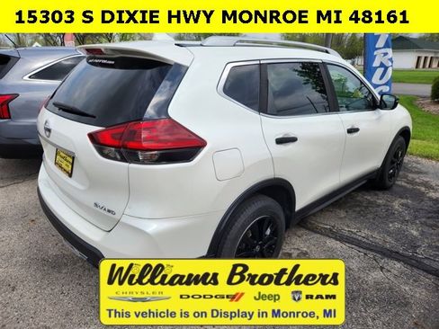 Used 2019 Nissan Rogue SV image 4