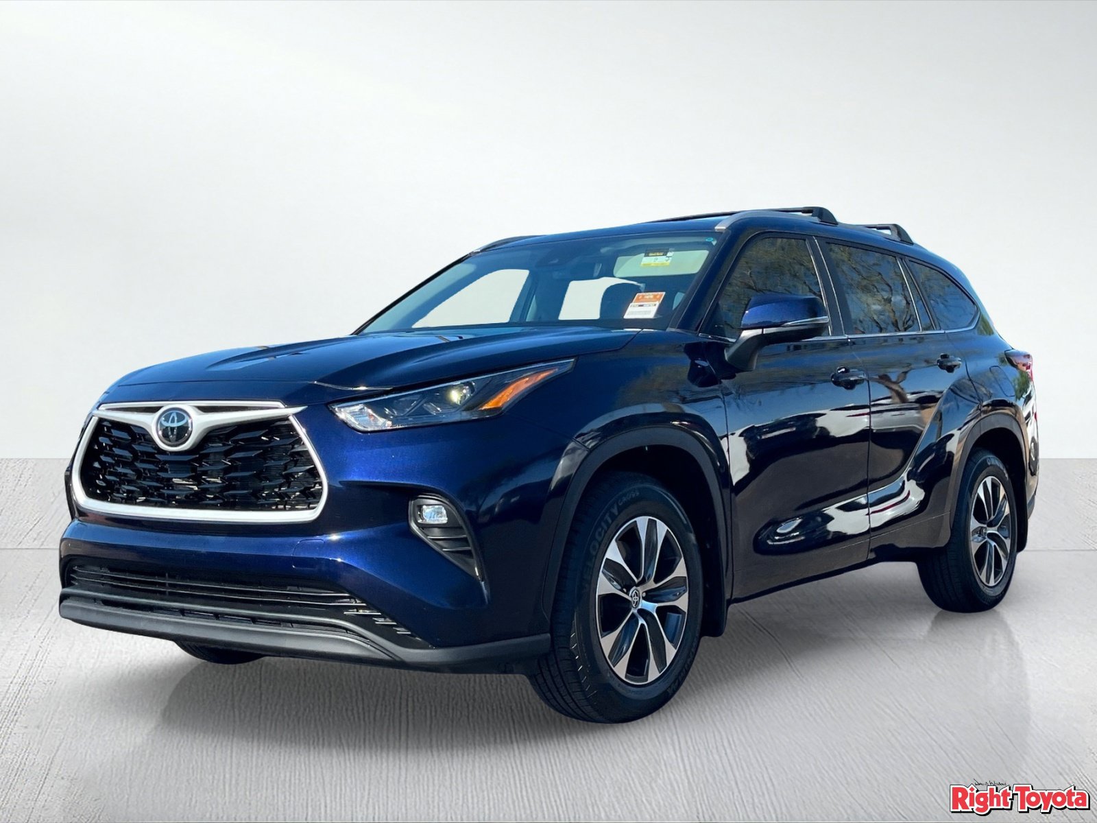 Used 2024 Toyota Highlander XLE AWD/4WD image 2