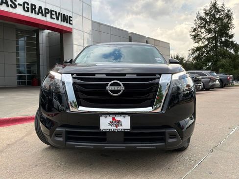 Used 2025 Nissan Pathfinder SV FWD image 3