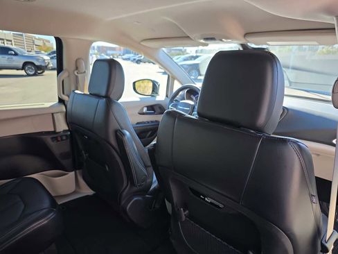 Certified 2024 Chrysler Pacifica Touring-L image 16