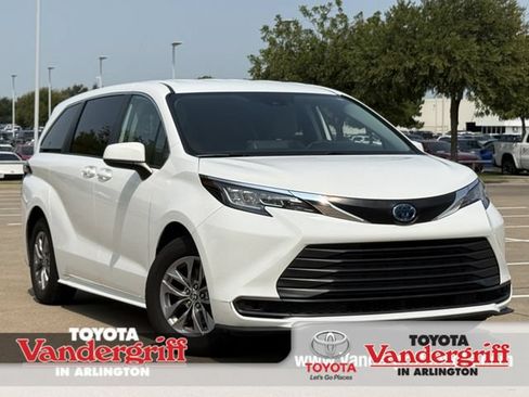Used 2023 Toyota Sienna LE FWD image 1