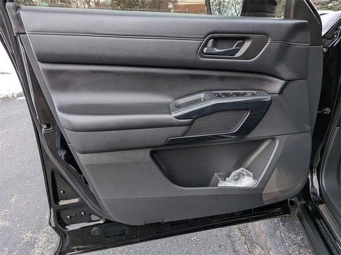 Used 2024 Nissan Pathfinder SV w/ SV Premium Package image 9