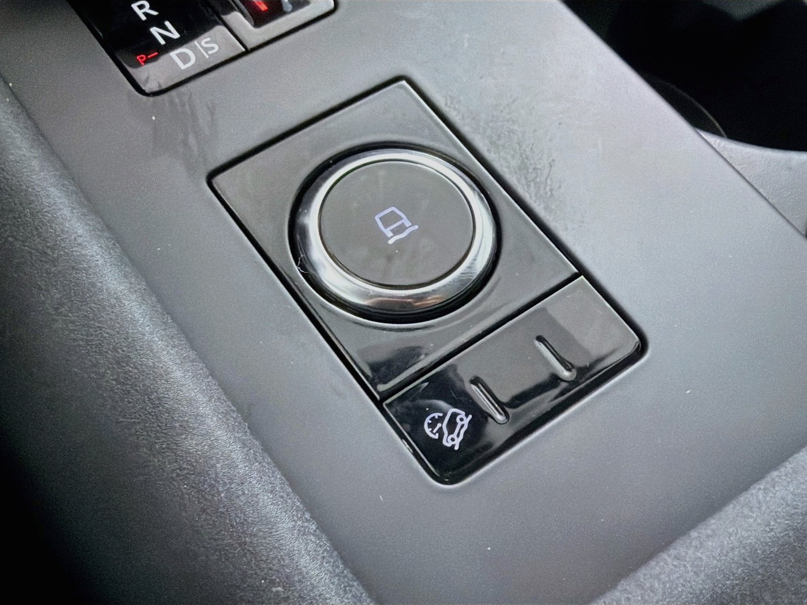 Used 2023 Land Rover Discovery S AWD/4WD image 18