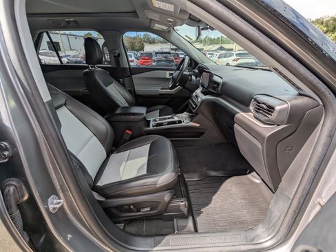 Used 2022 Ford Explorer XLT w/ Equipment Group 202A image 11