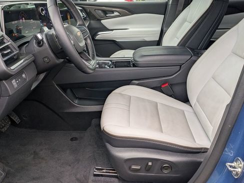 Used 2024 Chevrolet Traverse RS FWD image 13
