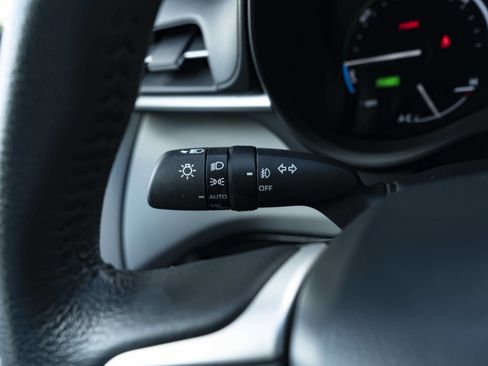 Used 2025 Toyota Sienna XLE FWD image 19