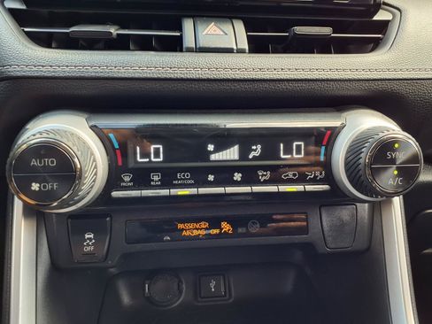 Used 2022 Toyota RAV4 LE AWD/4WD image 7