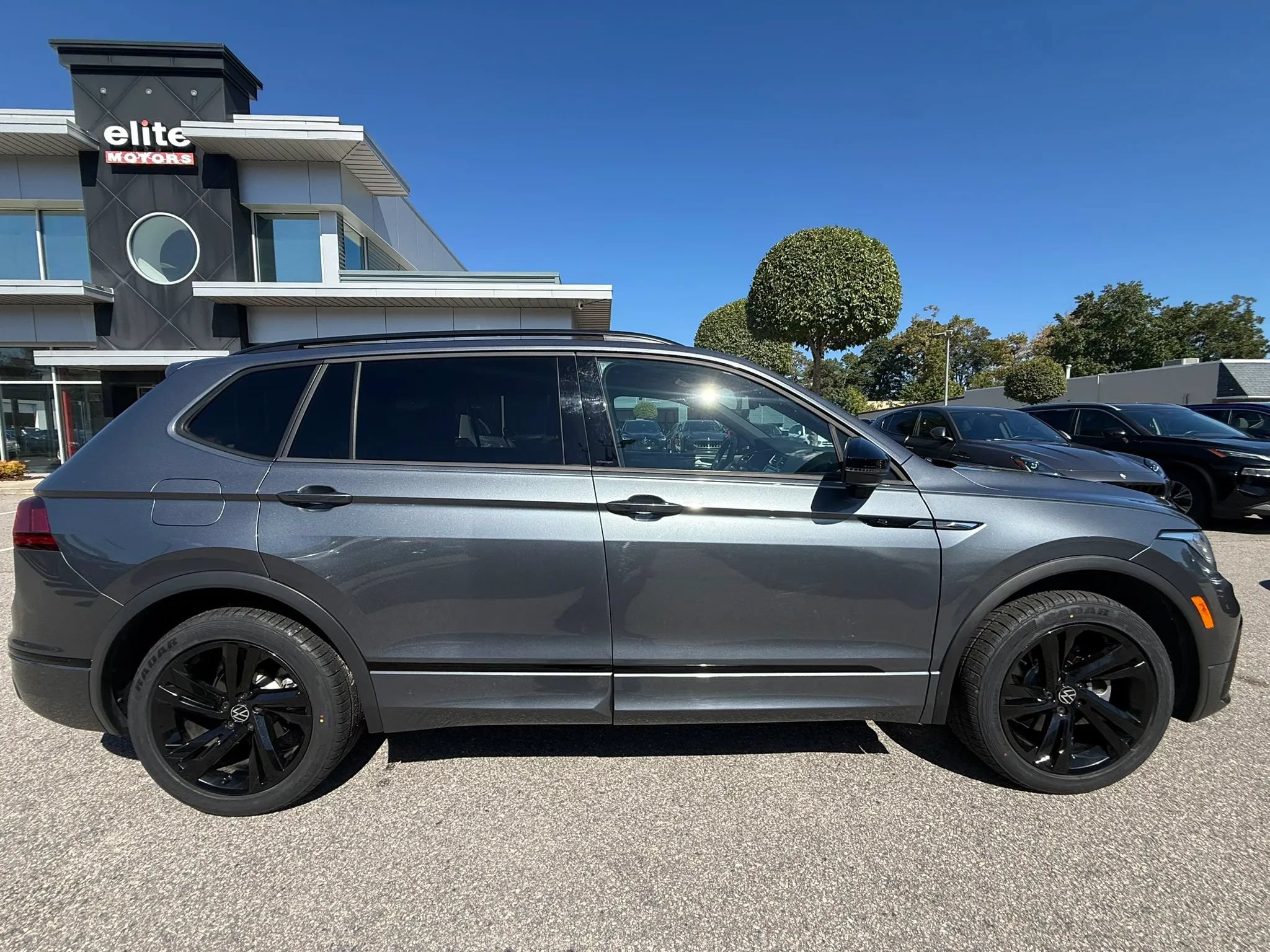 Used 2023 Volkswagen Tiguan SE R-Line FWD image 8