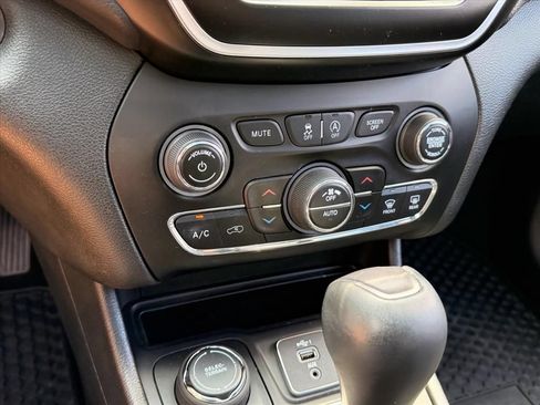 Used 2021 Jeep Cherokee Latitude Lux w/ Sun & Sound Group AWD/4WD image 21