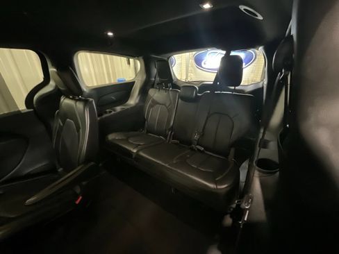 Used 2025 Chrysler Pacifica Select FWD image 11