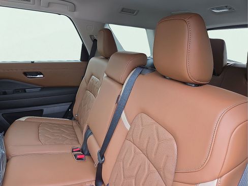 New 2026 Nissan Pathfinder Platinum AWD/4WD image 10