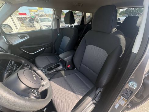 Used 2025 Kia Soul LX w/ LX Technology Package FWD image 34