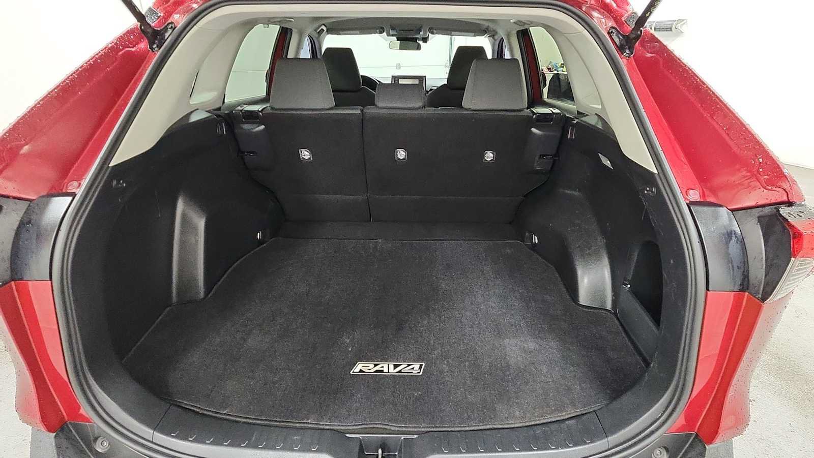 Certified 2020 Toyota RAV4 XLE w/ Carpet Mat Package AWD/4WD image 27