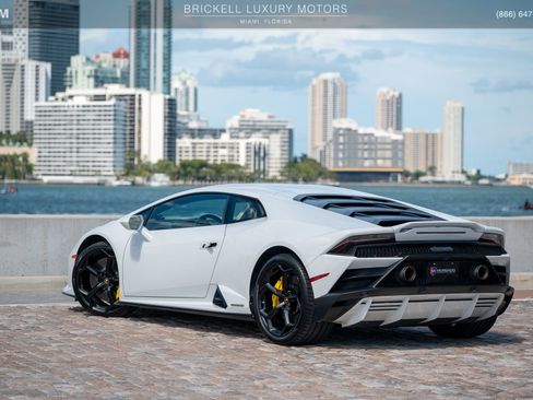 Used 2020 Lamborghini Huracan EVO image 12