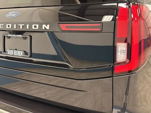 Used 2025 Ford Expedition Platinum image 38