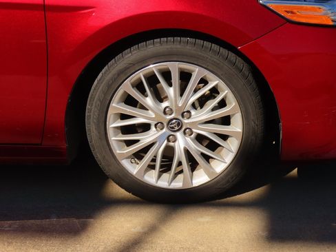 Used 2018 Toyota Camry XLE image 9