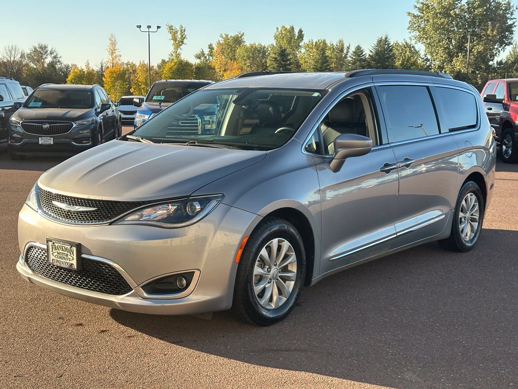 Used 2017 Chrysler Pacifica Touring-L FWD image 4
