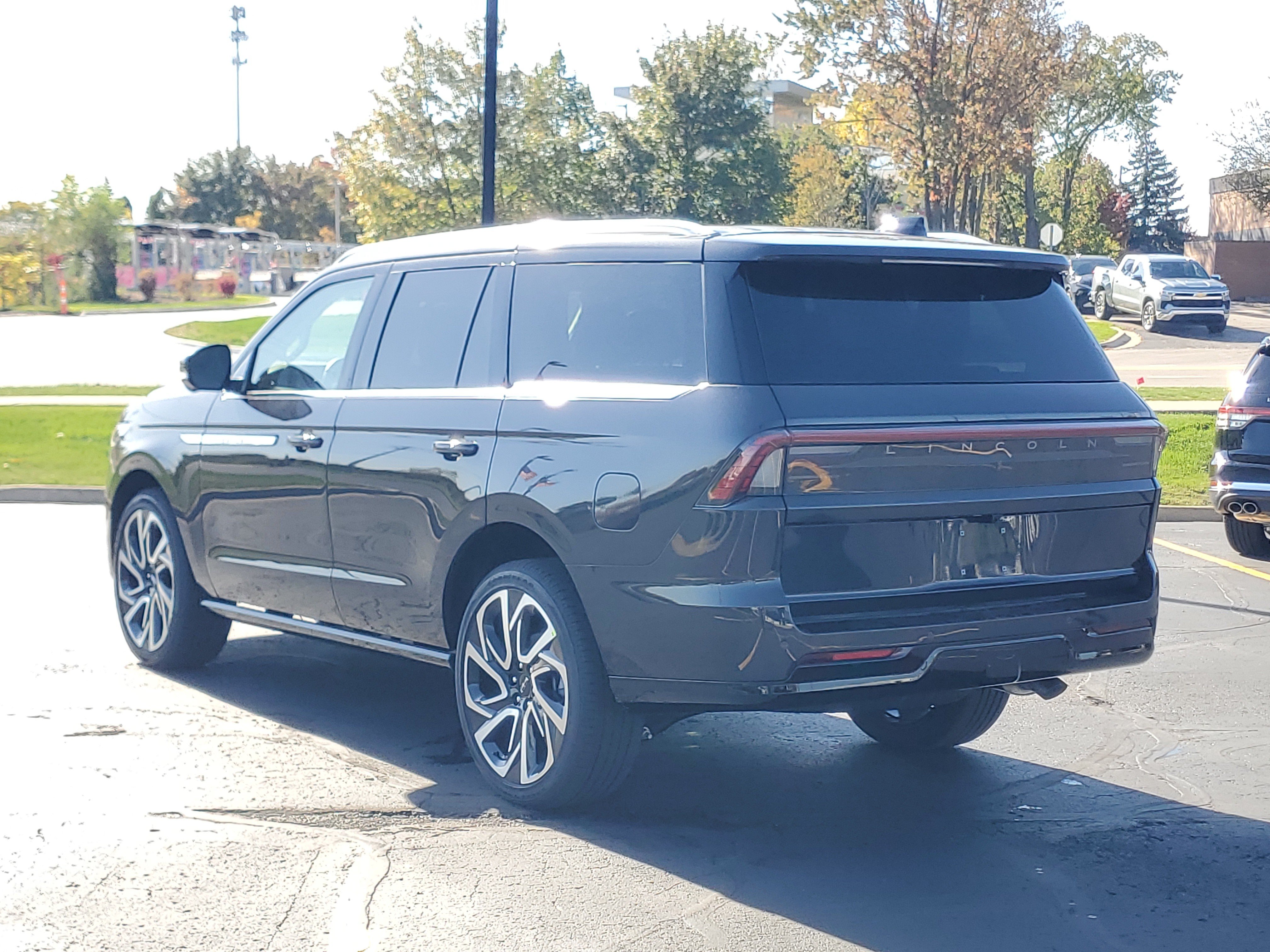 New 2027 Lincoln Navigator Reserve AWD/4WD image 3