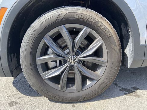 Used 2023 Volkswagen Tiguan SE w/ Panoramic Sunroof Package FWD image 15