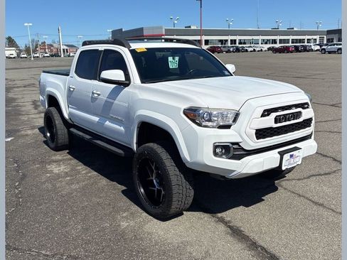 Used 2017 Toyota Tacoma Limited w/ Tow Package image 1