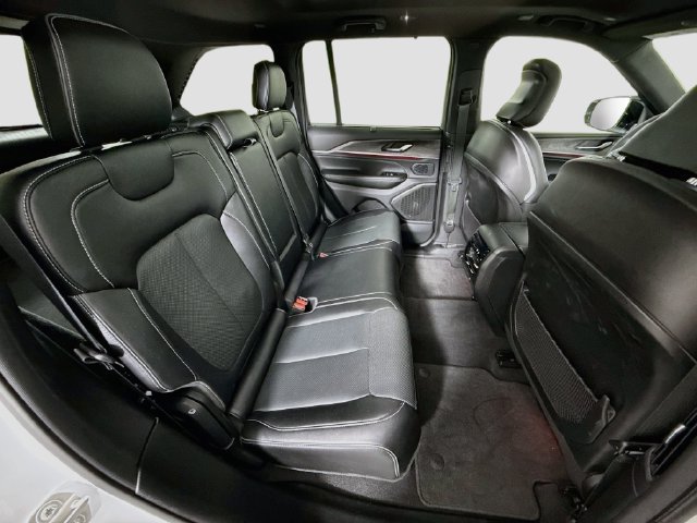 Used 2024 Jeep Grand Cherokee Overland w/ Luxury Tech Group IV AWD/4WD image 28