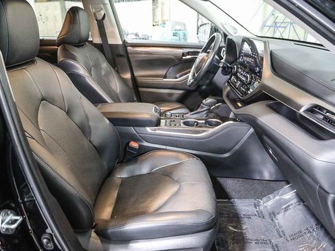 Used 2023 Toyota Highlander Limited image 16