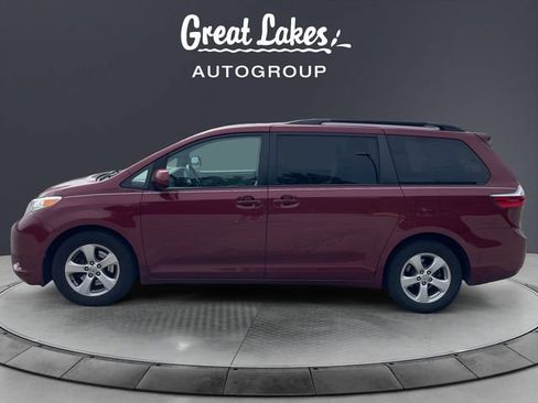 Used 2017 Toyota Sienna LE FWD image 2